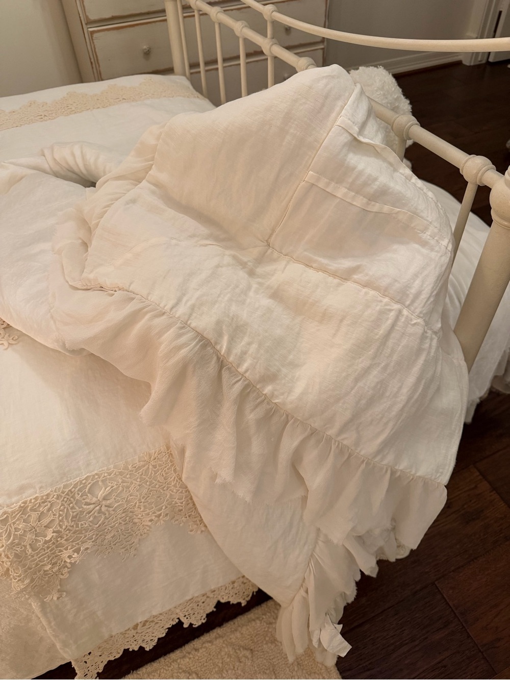 Bella Notte Valentina Ruffled Throw Comforter in Winter White-